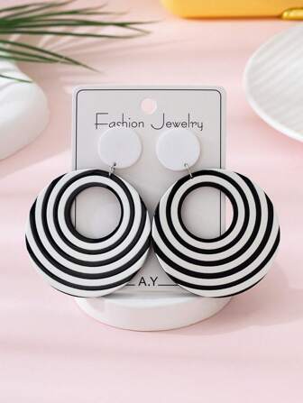A Pair Of Elegant Black And White Spotted Horse Patterned Female Earrings, Simple And Elegant, Suitable For Daily Matching