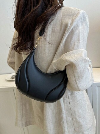 2023 Nytt mode enfärgad halvmåneformad axelväska för kvinnor glansig enfärgad underarmsväska Kedjerem i konstläder Axelväska i konstläder Elegant dragkedja Half Moon Bag