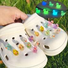 5/10pcs Glow-In-The-Dark Hole Shoes Accessories, Cute Cartoon 3D Duck Detachable Decorative Accessories, Luminous After Absorbing Light, Beach Shoes Fluorescent Decorative Buttons