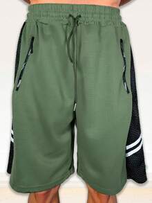 Short casual y deportivo para hombre, estampado de dos líneas pequeñas en los laterales de la prenda, talle de cintura natural con cordón y ajuste de pierna suelto, bolsillos funcionales con cierre para mayor seguridad, tela de poliéster y elastano, apto para temporadas de primavera y verano, muy fresco y cómodo, ideal para hacer deporte o el uso casual. - Verde - Ver 1