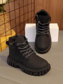 1 Paar schwarze matte Finish Kinder Militärstiefel, weiches Material, seitlicher Reißverschluss, Schnürung vorne, runde Zehenpartie, warme dicke Sohle, verschleißfest, britischer Stil klassische kurze Stiefel, geeignet für Jungen/Mädchen Studenten Lässig, Urlaub, Party, Herbst/Winter Neu