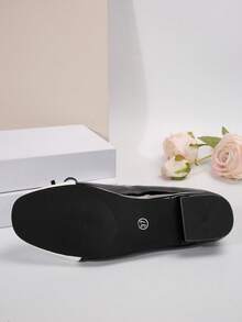 The Latest Women's Flat Round-Toe Bow Shoes In 2025 Are Fashionable And Comfortable Slip-On Shoes. They Are Suitable For College, School, Casual Wear, Parties And Dances. These Shoes Feature A Multi-Color Design And A Flat Sole. - Black and White - View 5