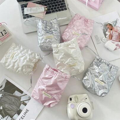 1个可爱绗缝相机包，CCD收纳包，相机包，耳机收纳包，多功能收纳包，材质柔软，防摔防尘，小巧便携，适合存放黑卡相机，简约便携，防摔防刮，多用途户外使用，相机配件旅行必备，邮轮必备，宿舍必备，生日礼物，伴娘礼物，母亲节礼物，教师节礼物，情人节礼物