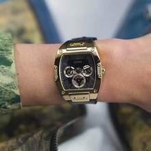 Guess 男士 Tonneau 多功能石英表 GW0202G1 黑色镂空表盘和弹性表带休闲手表适合日常商务聚会佩戴，是送给父亲男友的生日礼物 - 金色 - 查看 9