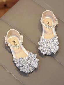 1 Đôi dép xăng đan đế bằng màu hồng thời trang mới, đa năng, đính ngọc trai và nơ đá lấp lánh cho bé gái, mũi tròn, thích hợp cho mang hàng ngày, khiêu vũ, hoạt động ngoài trời mùa xuân và mùa thu, giày công chúa mũi kín đính kim tuyến, size nhỏ hơn bình thường. - Bạc - Xem 3