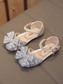 1 Đôi dép xăng đan đế bằng màu hồng thời trang mới, đa năng, đính ngọc trai và nơ đá lấp lánh cho bé gái, mũi tròn, thích hợp cho mang hàng ngày, khiêu vũ, hoạt động ngoài trời mùa xuân và mùa thu, giày công chúa mũi kín đính kim tuyến, size nhỏ hơn bình thường. - Bạc - Xem 4