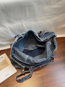 حقيبة جينز مزينة بسلسلة الموضة الجديدة، حقيبة كتف واسعة السعة متعددة الجيوب للتنقل اليومي، تصميم حافة خام، مناسبة للتسوق والتنقل.