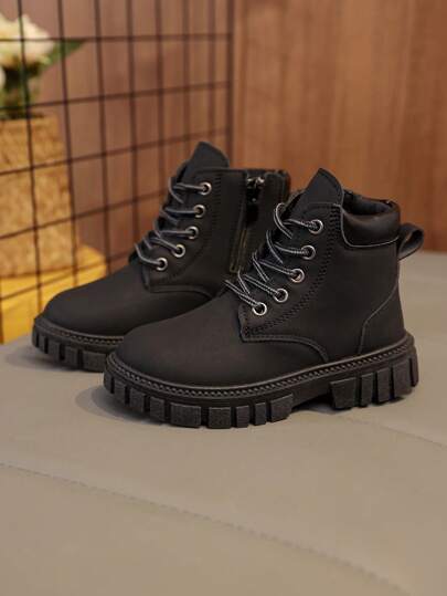 1 Paar schwarze matte Finish Kinder Militärstiefel, weiches Material, seitlicher Reißverschluss, Schnürung vorne, runde Zehenpartie, warme dicke Sohle, verschleißfest, britischer Stil klassische kurze Stiefel, geeignet für Jungen/Mädchen Studenten Lässig, Urlaub, Party, Herbst/Winter Neu