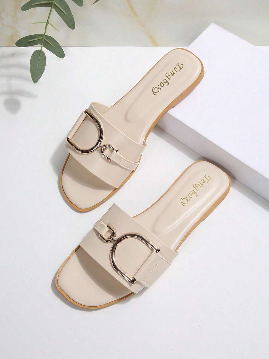 新款时尚女士平底凉鞋，春夏穿搭