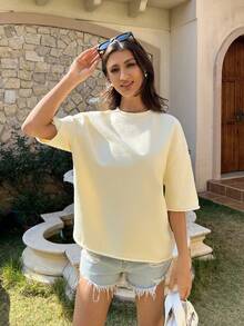 清爽夏日风情浅杏色短袖T恤，亮眼的柠檬与字母组合，后背大号印花吸睛，胸前小号相同图案点缀，前后呼应的超强设计感，宽松的版型搭配明亮活泼的色彩，打造休闲随性的风情！