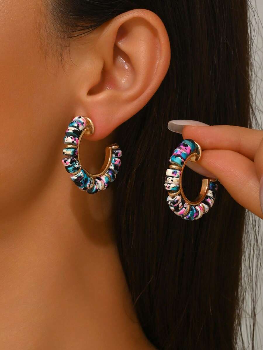 两件时尚优雅的彩色巧克力树脂DIY手工编织C形耳环，适合女性在派对和晚宴上佩戴，搭配精美服饰。耳环由混合树脂和贝壳碎片制成，大小和颜色各异。贝壳碎片颜色随机，C形部分还点缀有酒红色珠子。多色图案树脂，每件作品的花卉设计都独一无二。 - 彩石C字耳環 - 查看 1