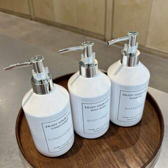 Set de 3 botellas recargables de 500ml/16oz con hombros inclinados de color blanco, estilo bomba para champú, gel de baño, acondicionador, con etiquetas impermeables, loción corporal, envase cosmético, dispensador de baño y salón