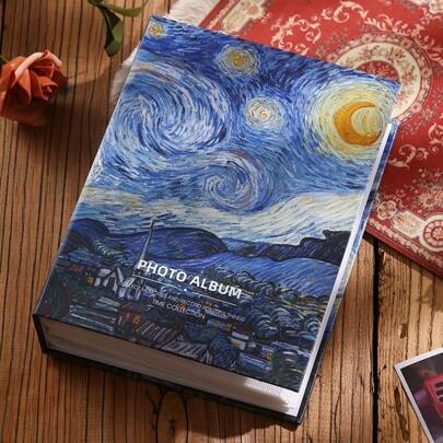 1 PIEZA Álbum de fotos pequeño de 100 bolsillos con cubierta de álbum premium, libro de fotos mini, adecuado para fotos familiares, de boda, aniversario, bebé, vacaciones. La cubierta presenta la pintura "La noche estrellada" de Van Gogh. Un regalo para amantes del arte. Para útiles escolares, vuelta al cole.
