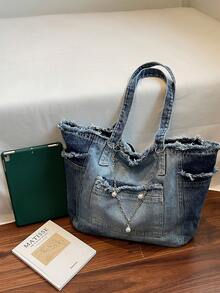 حقيبة جينز مزينة بسلسلة الموضة الجديدة، حقيبة كتف واسعة السعة متعددة الجيوب للتنقل اليومي، تصميم حافة خام، مناسبة للتسوق والتنقل.