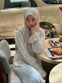 1件女士纯色仿珍珠雪纺柔软头巾，休闲阿拉伯保守素色头巾，适合中东日常穿着。 - 卡其色 - 查看 4