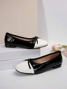 The Latest Women's Flat Round-Toe Bow Shoes In 2025 Are Fashionable And Comfortable Slip-On Shoes. They Are Suitable For College, School, Casual Wear, Parties And Dances. These Shoes Feature A Multi-Color Design And A Flat Sole. - Black and White - View 3