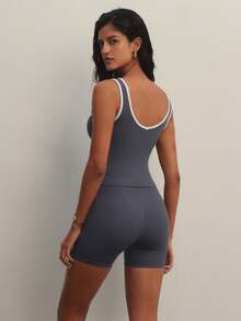 FWH 街头风夏季必备运动套装，裸感面料，收腹提臀，健身房街头两相宜，内置支撑+性感短裤，可拆卸胸垫，文胸式上衣+高腰短裤，完美适用于跳舞/跑步，女士内置文胸吊带背心+高腰短裤两件套 - 灰色 - 查看 7