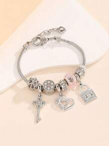 一款时尚多功能手链，配有钥匙锁和心形钻石吊坠，适合青少年送给朋友。