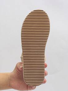 1双少女米色厚底凉鞋（尺码偏小），夏季时尚编织坡跟凉鞋，轻便防水，适合度假和日常穿着