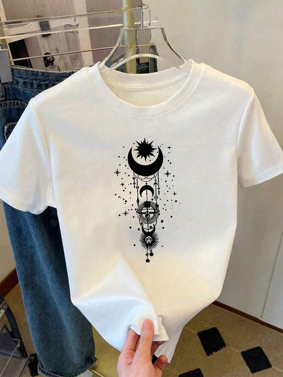 Mujer Camiseta de mujer México Envío Tela transpirable de alta calidad Manga suelta Estampado de  Lavado a máquina Fresco Deportes Cuello redondo Casual Manga corta Versátil Nueva Era  Lavable a máquina, top casual de cuello redondo de deportes de trabajo estudiantil, moda cómoda y moderna |vestidos de mujer verano almacen localCamiseta blanca para mujer con diseño astral boho de sol, luna y estrellas, tejido suave y transpirable, ideal para looks casuales o eventos especiales, alternativa 2025 que une comodidad y estilo distintivo - Blanco - Ver 1