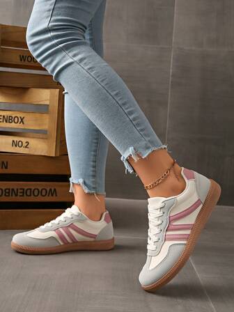 Damskor för vardagsbruk, löparskor för landsväg, platta sportskor, matchande sportbyxor, shorts, kjolar och mångsidiga knähöga strumpor