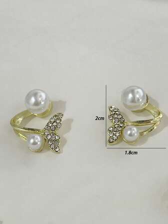 一对鱼尾形珍珠时尚优雅新娘耳环。情人节配饰