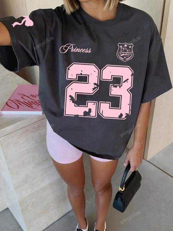 Camiseta feminina com estampa fofa de laço e número 23, gola redonda e manga curta, top moderno e versátil para o verão