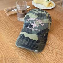 1 件女士迷彩图案字母刺绣装饰简约可爱 Y2K 风格休闲日常百搭防晒棒球帽
