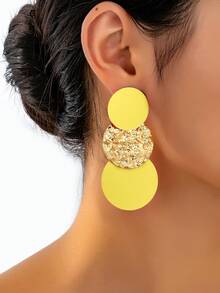 2 件/套亮黄色喷漆圆形凹凸几何圆盘女士耳环适合女士聚会、宴会和日常佩戴