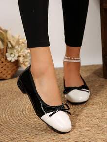 The Latest Women's Flat Round-Toe Bow Shoes In 2025 Are Fashionable And Comfortable Slip-On Shoes. They Are Suitable For College, School, Casual Wear, Parties And Dances. These Shoes Feature A Multi-Color Design And A Flat Sole. - Black and White - View 7