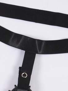 Ropa interior tipo suspensorio de color negro sólido y minimalista para hombres
