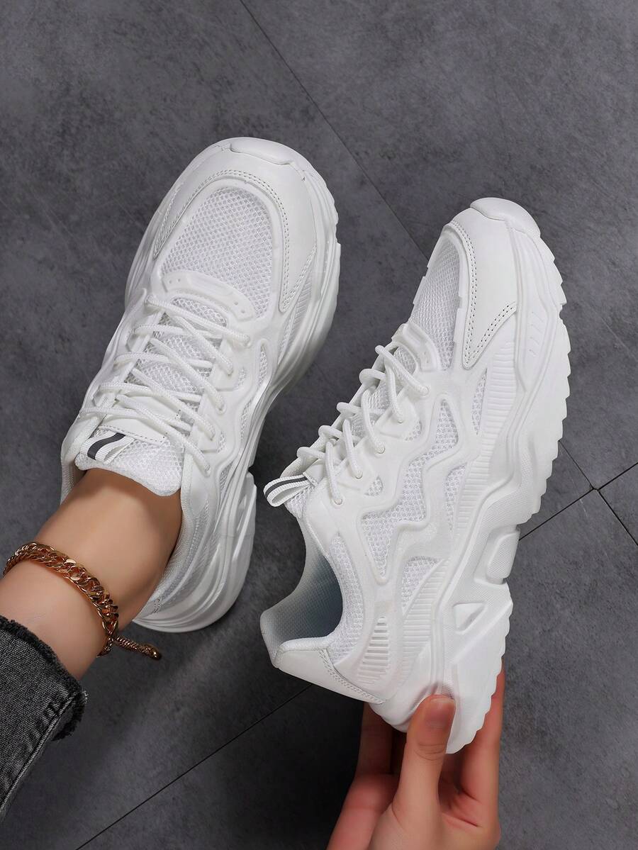 而且时尚！女士简约白色休闲运动鞋，PU皮革+透气网面，织带系带设计，防滑平底，轻便设计。 - 白色 - 查看 1