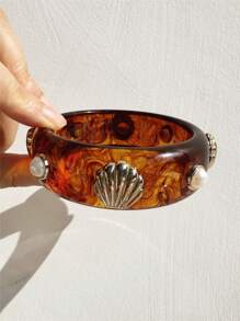 1 pieza Nuevo brazalete de resina geométrica con teñido anudado en beige, asimétrico con concha y perla, joyería llamativa y gruesa, adecuado para fiestas, vacaciones y uso diario