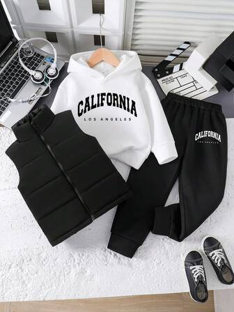 Conjunto de sudadera con capucha y pantalones con estampado de letras y chaleco acolchado forrado para niños pequeños