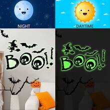1/3/5 Stücke Halloween leuchtende grüne Wanddekoration, PVC Wandaufkleber - Hexe und schwarze Katze auf Besen reitend, Kürbis Geist toter Baum Monster Fledermaus Illustration leuchtende Aufkleber, Heimdekoration, Heim- und Partydekoration, glatte Oberfläche, geeignet für Halloween Weihnachten Wanddekoration, einfach anzubringen, Heimdekoration, Halloween Party Dekoration, einfach anzubringen, Zubehör für Spukhaus Heimdekoration, Halloween Weihnachtsgeschenke