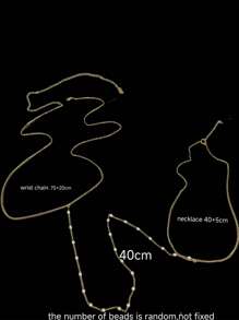 1条金色不锈钢链身链搭配白色圆珠状后链，散发女性优雅时尚气息，适合婚礼、订婚和舞会等场合佩戴。（珠子数量随机，不固定。）