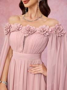 SUPGIR Abito da sera plissettato in chiffon a line con spalla scoperta, maniche a campana, decorazione floreale sul busto e vita