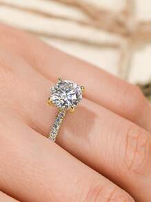 XUJIA 1 pièce Bague de fiançailles pour femmes, bague en moissanite ronde de 2 carats, bague de mariage en argent sterling 925 classique, moissanite de 8 mm avec cubic zirconia cubique caché. Cadeau de bijoux pour elle avec certificat GRA.