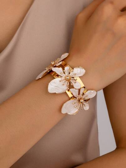 1pc Elegant Floral Openwork Bangle Bracelet For Women
