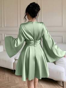 abyoxi 纯色V领长喇叭袖腰部褶皱荷叶边下摆缎面优雅派对连衣裙，适合婚礼、生日派对、返校季、秋冬季穿着。 - 綠色 - 查看 3