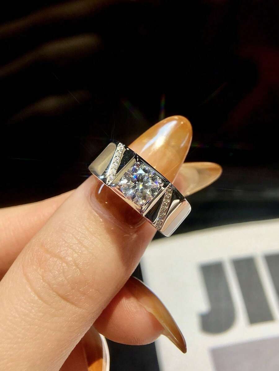 1枚简约男士1克拉莫桑石钻石结婚戒指，S925纯银材质，适合作为订婚、男友周年纪念礼物、新郎精美珠宝。