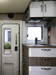 这款现代黑色塑料单把手面盆龙头采用方形单孔设计，可混合冷热水。它由耐用的ABS塑料制成，表面为哑光黑色，并配有G1/2螺纹连接。 - 彩色 - 查看 12