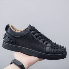 Zapatillas de hombre con decoración de remaches metálicos punk en el talón y la punta, zapatos de skate de corte bajo en bloque de color clásico negro y blanco, premium, punta redonda, suela blanda transpirable antideslizante, versátil para uso casual, deportes, running, escenario, fiesta, todas las estaciones