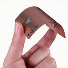 Zestaw 1/2 wodoodpornych kart do gry z folii złotej – wodoodporne czarne karty do gry z folii złotej – plastikowe karty do gry, tłoczone na gorąco – idealne dla miłośników magii i kolekcjonerów. Karty do gry Magic to modne, wodoodporne, odporne na zużycie i kreatywne prezenty podróżne. Wysokiej jakości matowa faktura nadaje się do aktywności na świeżym powietrzu, prezentów dla przyjaciół i rozrywki rodzinnej.