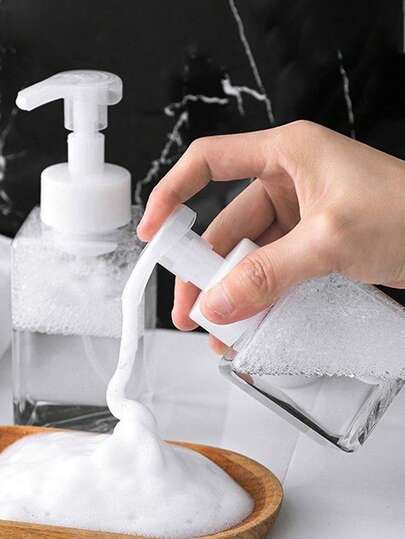 1个便携式浴室皂液器，可装洗发水、沐浴露、化妆品等，带标签，包含可重复灌装的塑料瓶、按压瓶、空的可重复使用皂液器，浴室淋浴容器，适用于沐浴露、洗发水、护发素、爽肤水等，适合厨房和浴室使用。