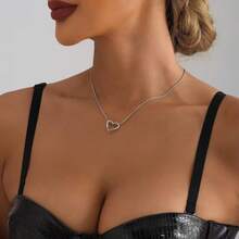 1件心形吊坠项链，简约奢华风格，低刺激性，轻盈仅3.4克，精致链条，适合日常及派对场合，女士情人节配饰 - 銀色 - 查看 2