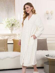 Klasyczny biały szlafrok z teksturą kabla i puszystym wzorem: ponadczasowy komfort na co dzień, jesienią i zimą
