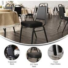 Set Of 4 Trapezoidal Vinyl Stacking Chairs, Commercial Stackable Chairs With Padded Seats And Backs, Black - 黑色布料/黑色框架 - 查看 8