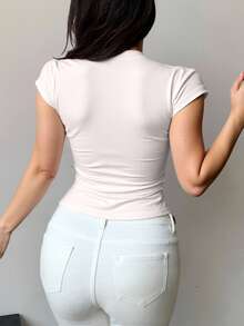 Blusa cuello redondo manga corta mujer dama diseño ajustado moderno estilo fresco juvenil ideal para salidas casuales reuniones informales perfecta para combinar con jeans pantalones faldas outfits femeninos versátiles realza figura tela suave cómoda adecuada para temporadas cálidas imprescindible en guardarropa opciones actuales estilizadas pieza clave para crear combinaciones únicas refleja simplicidad y funcionalidad con delicadeza femenina - Blanco - Ver 2