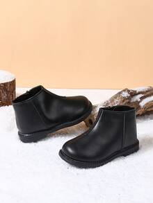 زوج من الأحذية المريحة والمتينة غير المبطنة بالفرو مناسبة للبنات الصغار للخارج والمدرسة والأنشطة اليومية والموضة الكلاسيكية